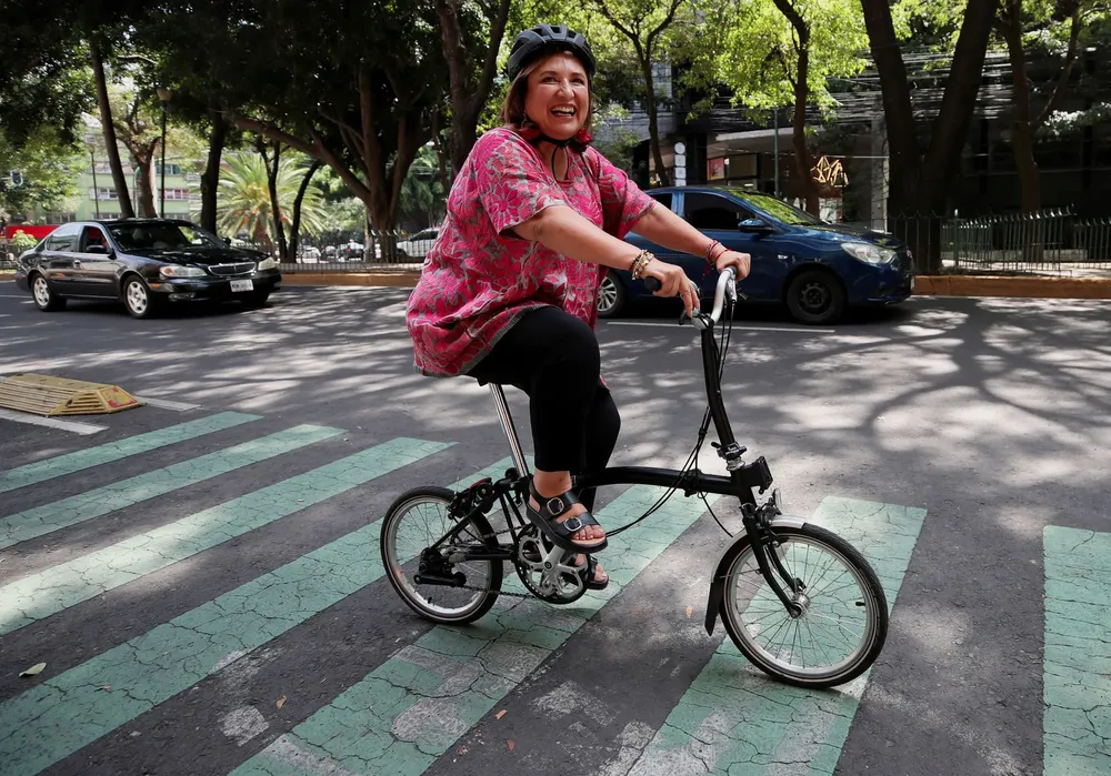 Gálvez en su bicicleta por Ciudad de México. HENRY ROMERO (REUTERS) 