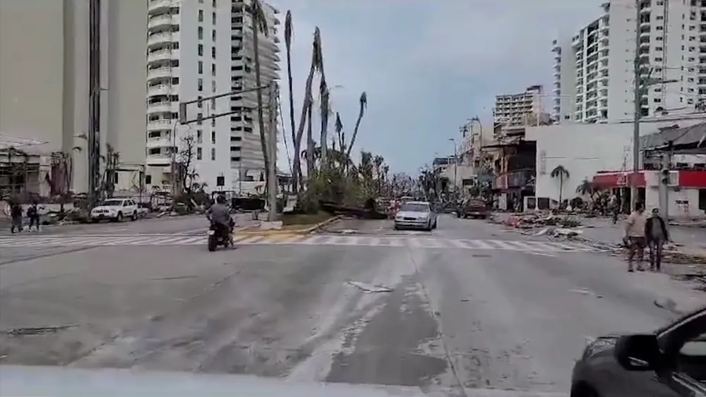 231025215656-acapulco-calles-huracan-otis-00000000-full-169