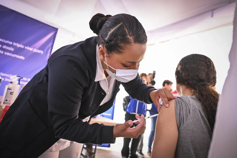 251111_inicia-campana-de-vacunacion-contra-sarampion-en-la-universidad-de-guadalajara_fv-2