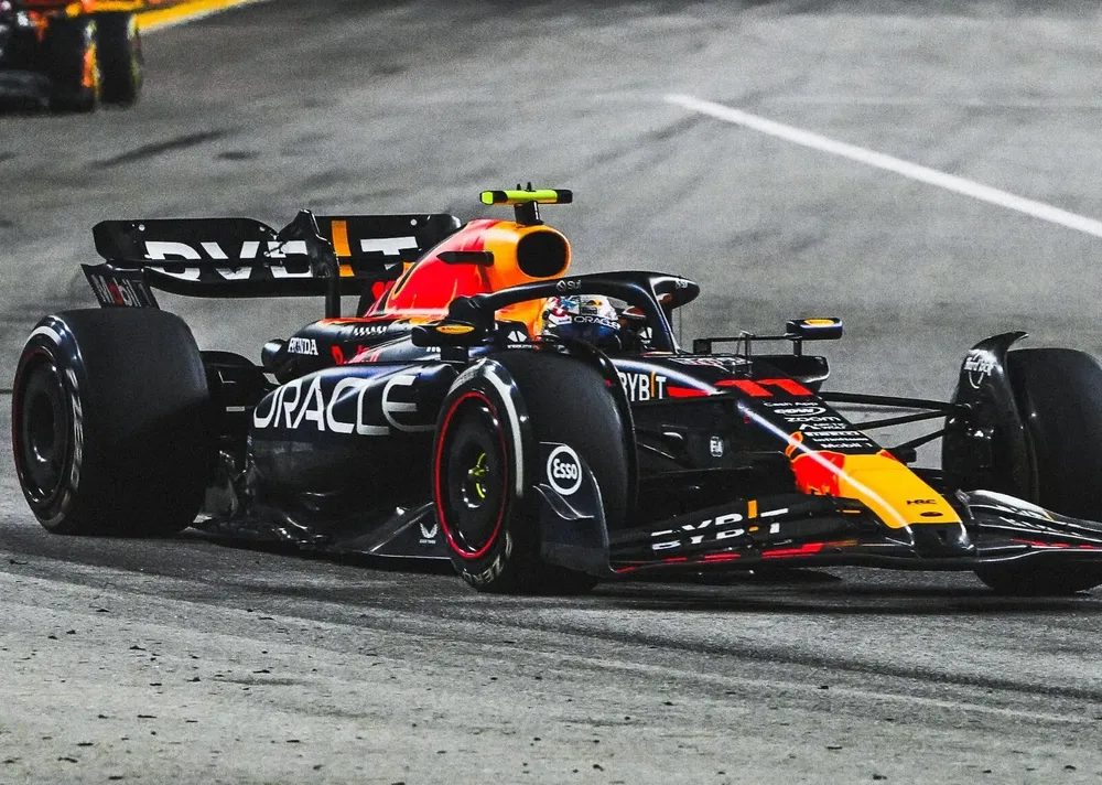 Checo-Perez-La-carrera-fue-un-desastre-total-tras-su-octavo-lugar-en-el-Gran-Premio-de-Singapur-e1694971646686