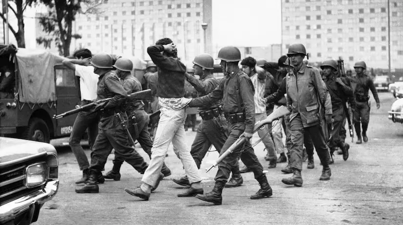 Tropas del Ejército mexicano escoltan a un grupo de jóvenes en la Plaza de las Tres Culturas en la Ciudad de México-el 3 de octubre de 1968 AP