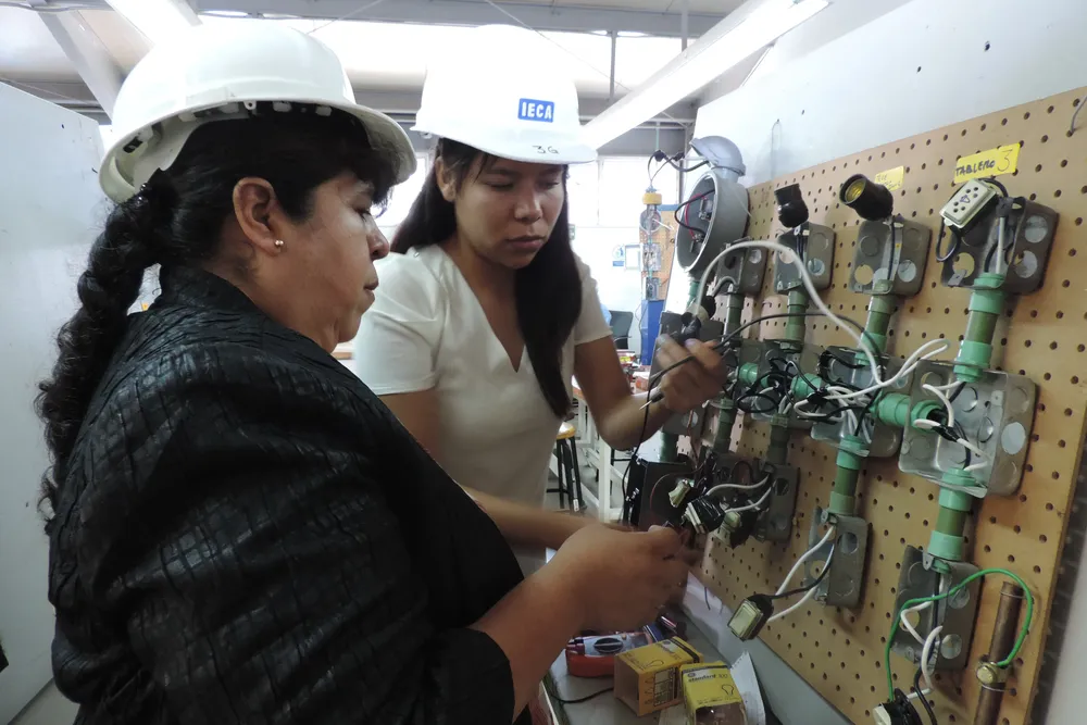 mujeres electricidad