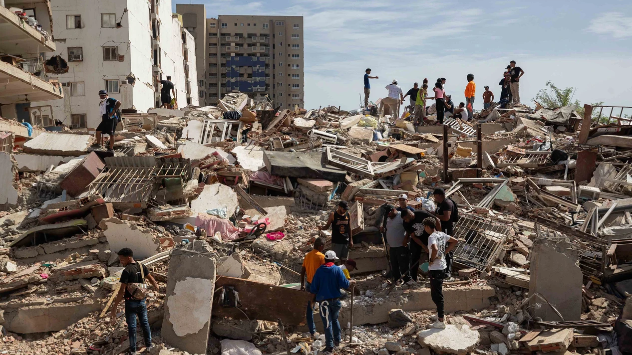 personas-caminan-escombros-edificios-afectado-terremotos-este-jueves-catia-mar-venezuela_167