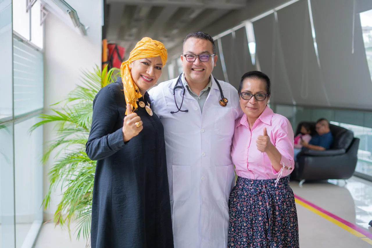 DOTOR BUENO CON SEÑORA ALEJANDRA Y SEÑORA ALMA