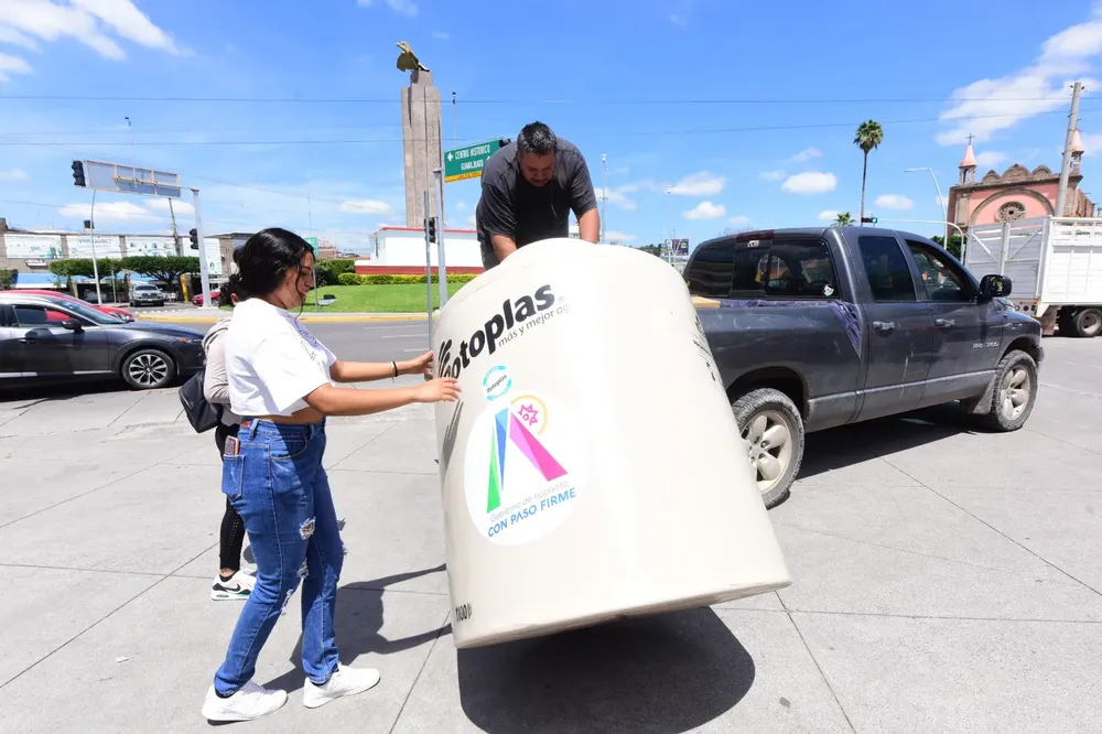 ENTREGAN-CALENTADORES-SOLARES-Y-TINACOS-4