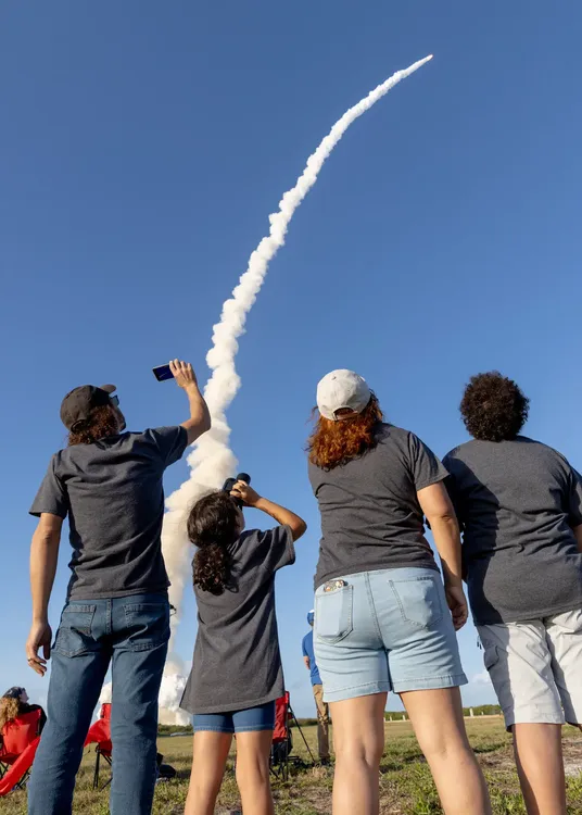 01moon-launch-live-pinned-post-pqkj-superJumbo