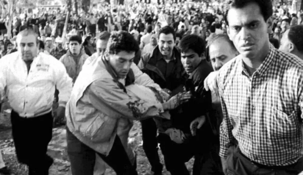 Asesinato de Luis Donaldo Colosio 23 de marzo 1994 Luis Donaldo Colosio es auxiliado tras recibir dos disparos, en la colonia Lomas Taurinas de Tijuana (Estado de Baja California). VÍCTOR FLOREZ (AFP)