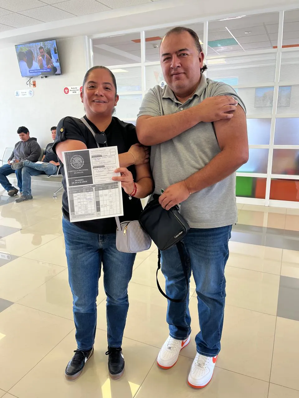 Natalia-Espinoza-Alvarado-originaria-de-Durango-acudio-al-centro-de-salud-a-solicitar-su-vacuna