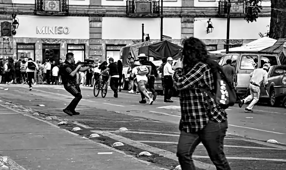 policia balacea gente. Cuadratín copia