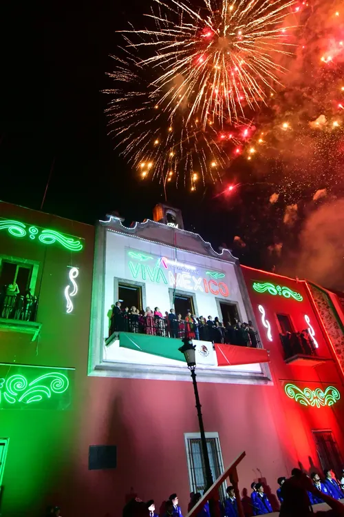 Bailaran-y-Cantaran-Irapuatenses-al-Ritmo-de-Exacademicos-4-scaled