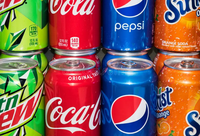 latas-de-bebidas-sin-abrir-y-variadas-en-distintos-sabores-houston-texasusa-surtido-carbonatadas-varios-apiladas-juntas-coca-cola-176688991