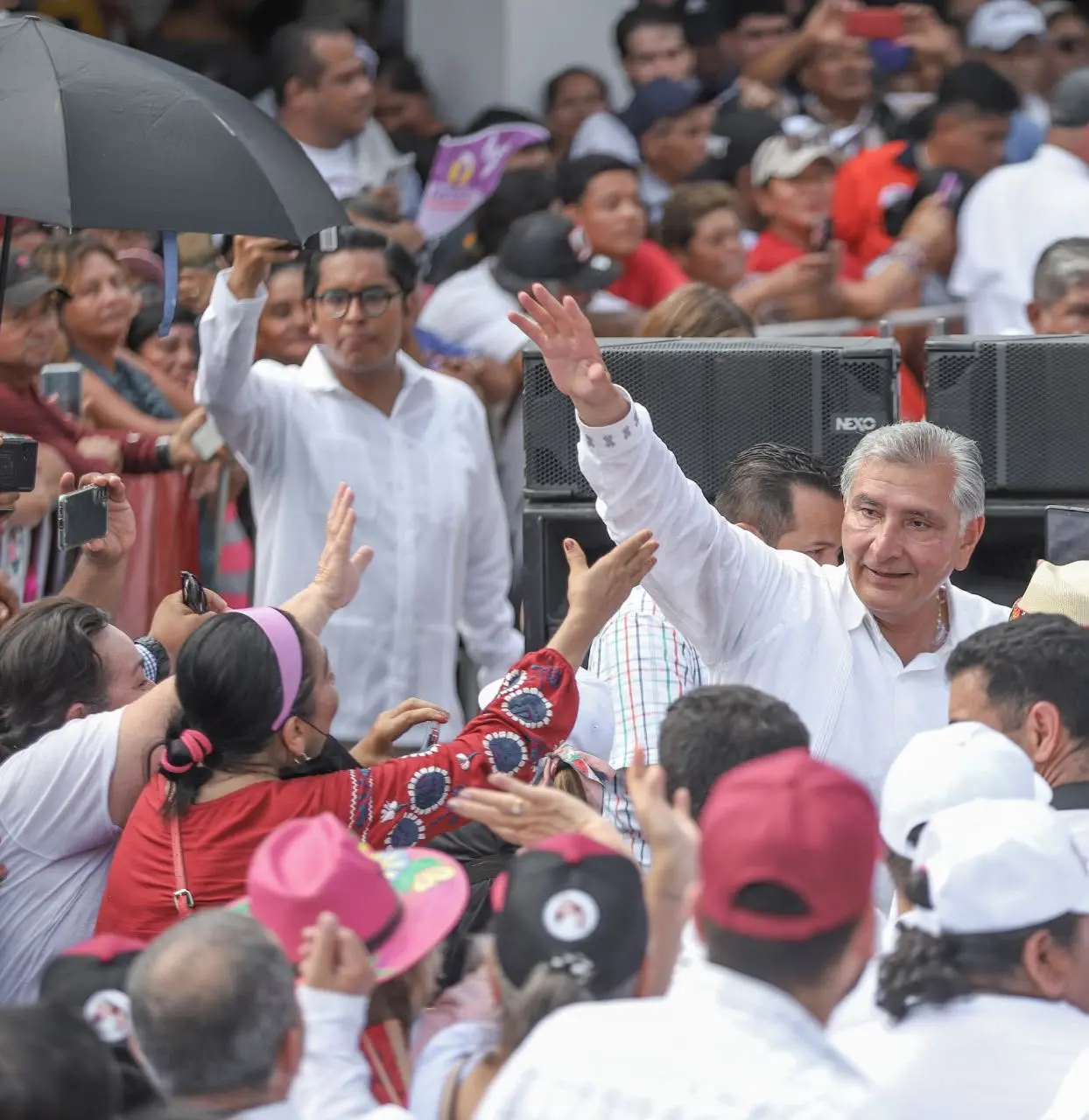 Adán Augusto López, su gente, en el INE