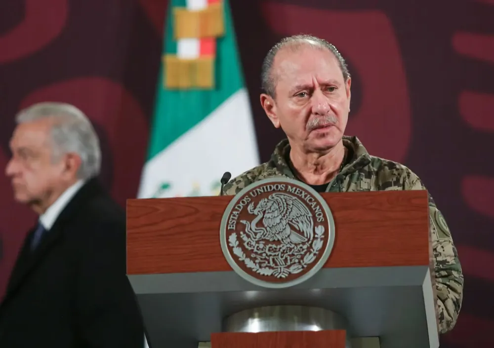 Almirante Ojeda y AMLO copia