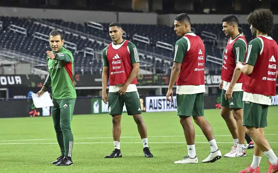 jimmy-indicaciones-jugadores-entrenamiento-tricolor
