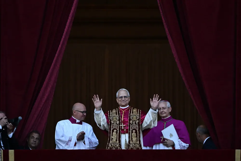 08int-pope-photo-top-mblq-superJumbo
