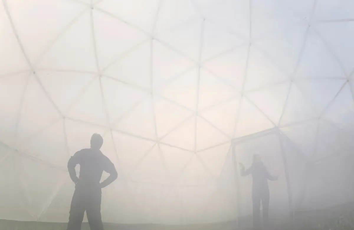 Instalación de Michael Pinsky, reproduce la contaminación de Nueva Delhi en Guanajuato para alerta sobre los estragos de la polución copia