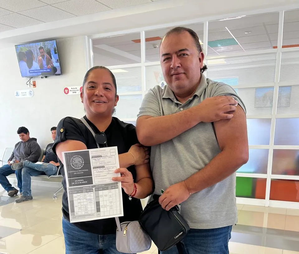 Natalia-Espinoza-Alvarado-originaria-de-Durango-acudio-al-centro-de-salud-a-solicitar-su-vacuna