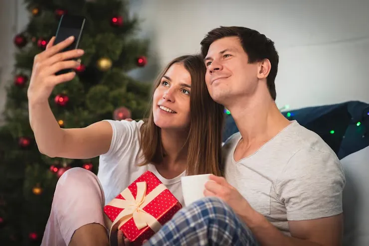 linda-pareja-tomando-selfie-cama_23-2148336600 copia