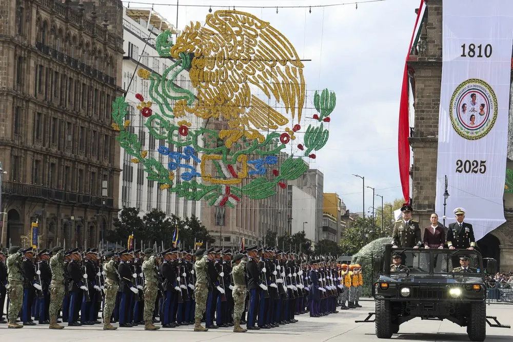 2025-09-16_Desfile_Ci_vico_Militar_215_Aniversario_de_la_Independencia_015_JCB