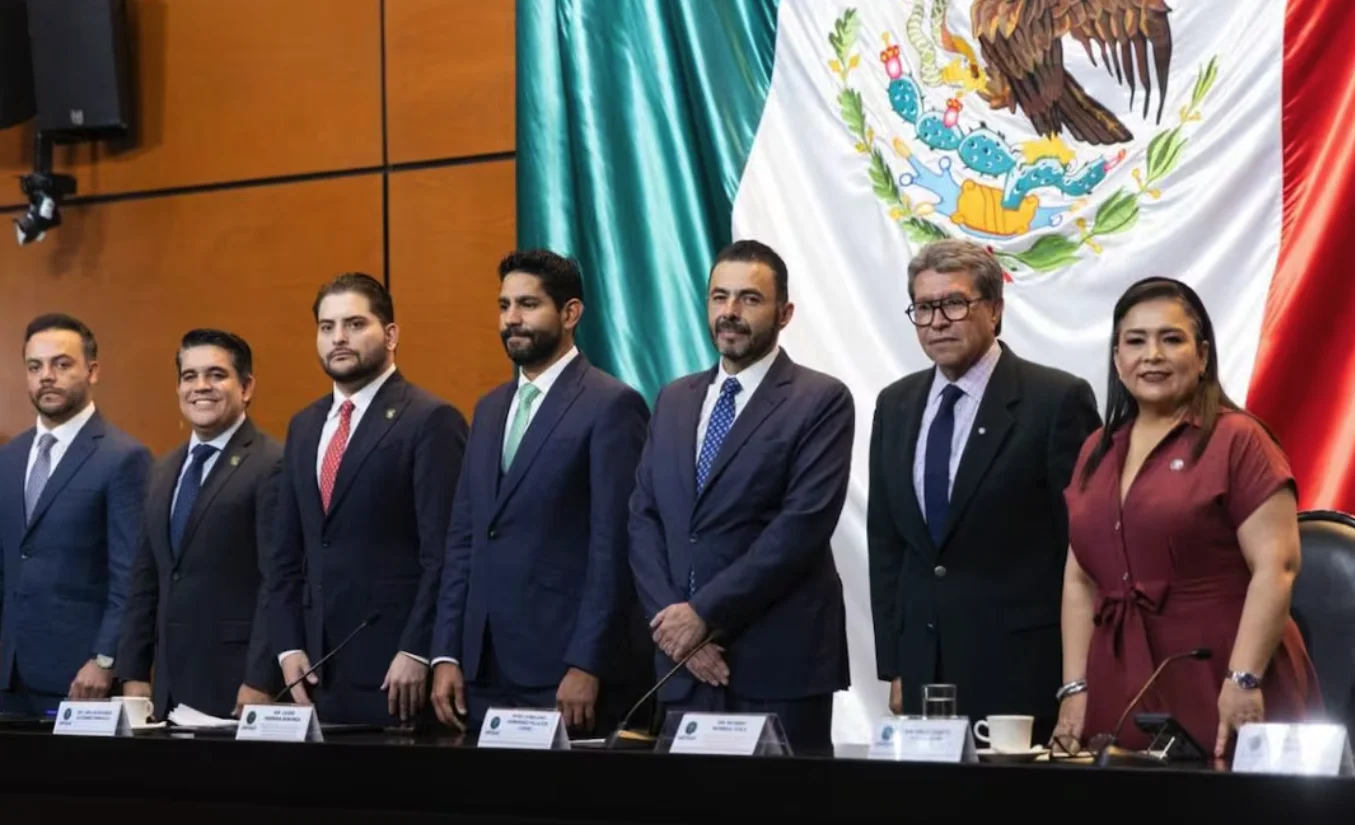 El auditor superior de la federación, Aureliano Hernández Palacios Cardel (Centro, corbata azul)