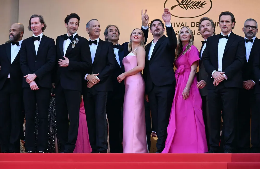 Cannes-2023-Scarlett-Johansson-Adrian-Brody-Tom-Hanks-l-incroyable-montee-des-marches-d-Asteroid-City