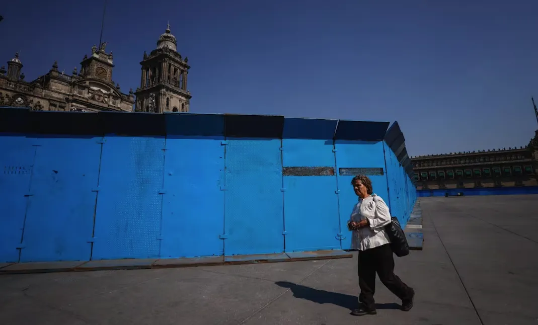 Vallas de Palacio Nacional. SUN