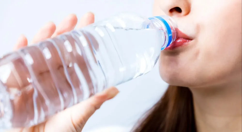 Riesgos-beber-botellas-agua-plastico