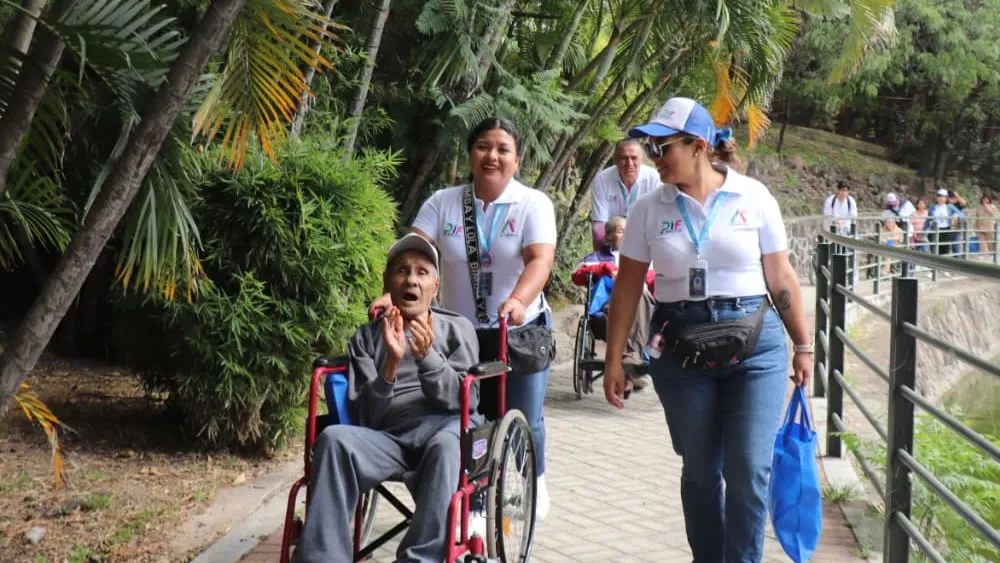abuelitos-visitan-zoologico4