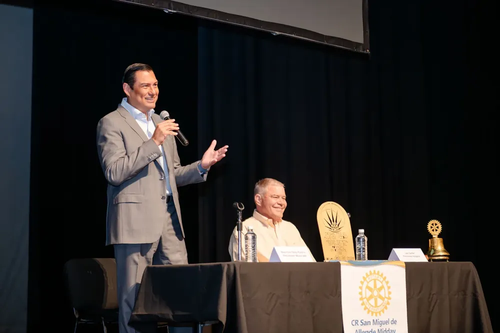 Mauricio Trejo y rotarios