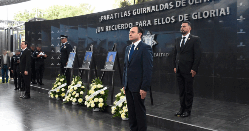 Rinden-homenaje-postumo-a-policias-caidos-en-Uriangato5-835x439