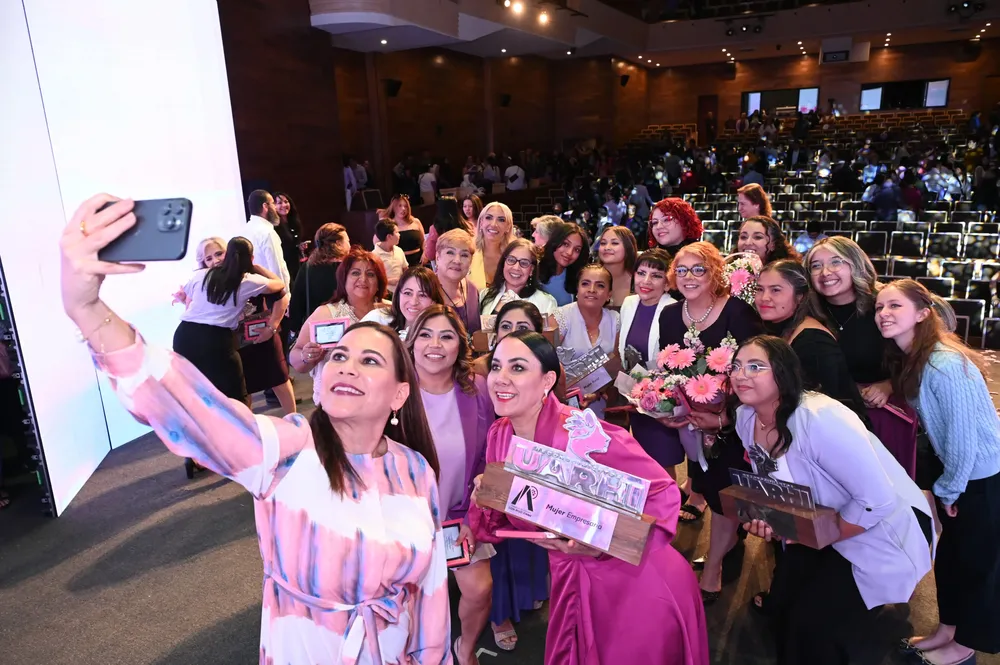 RECONOCEN A GRANDES MUJERES  (6)