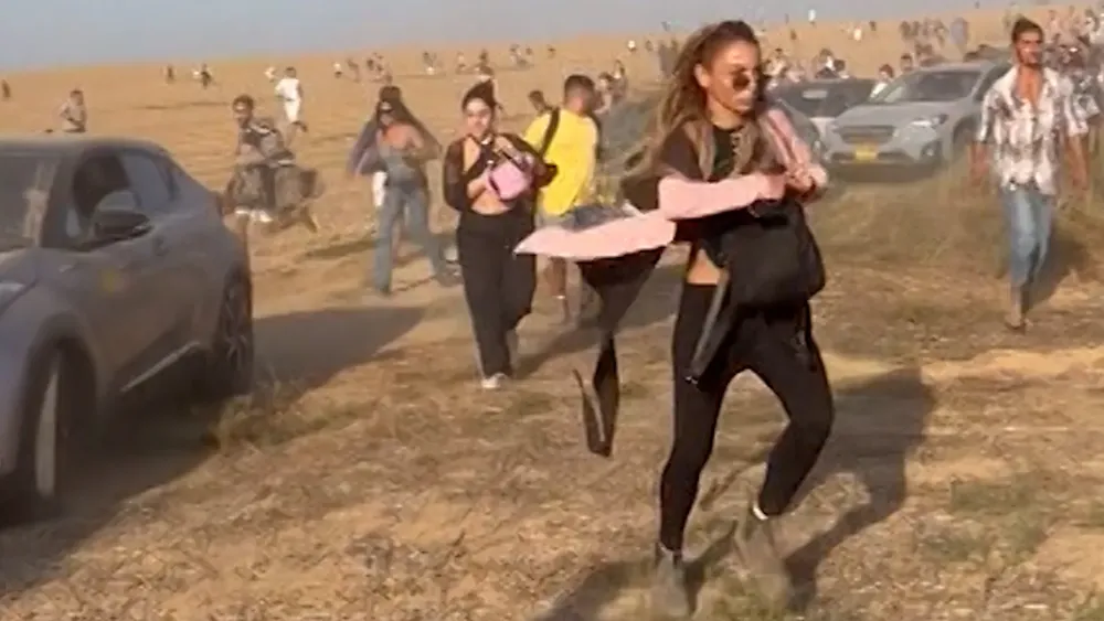 Terroristas de Hamas irrumpen en un festival en el sur de Israel Imágenes sensibles: el momento en que atacantes de Hamas irrumpen en un festival en el sur de Israel
