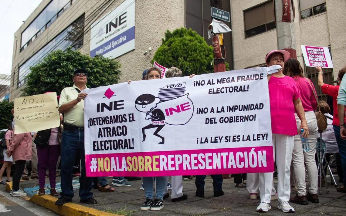Manifestación de Marea Rosa en la Junta Local del INE en Morelia