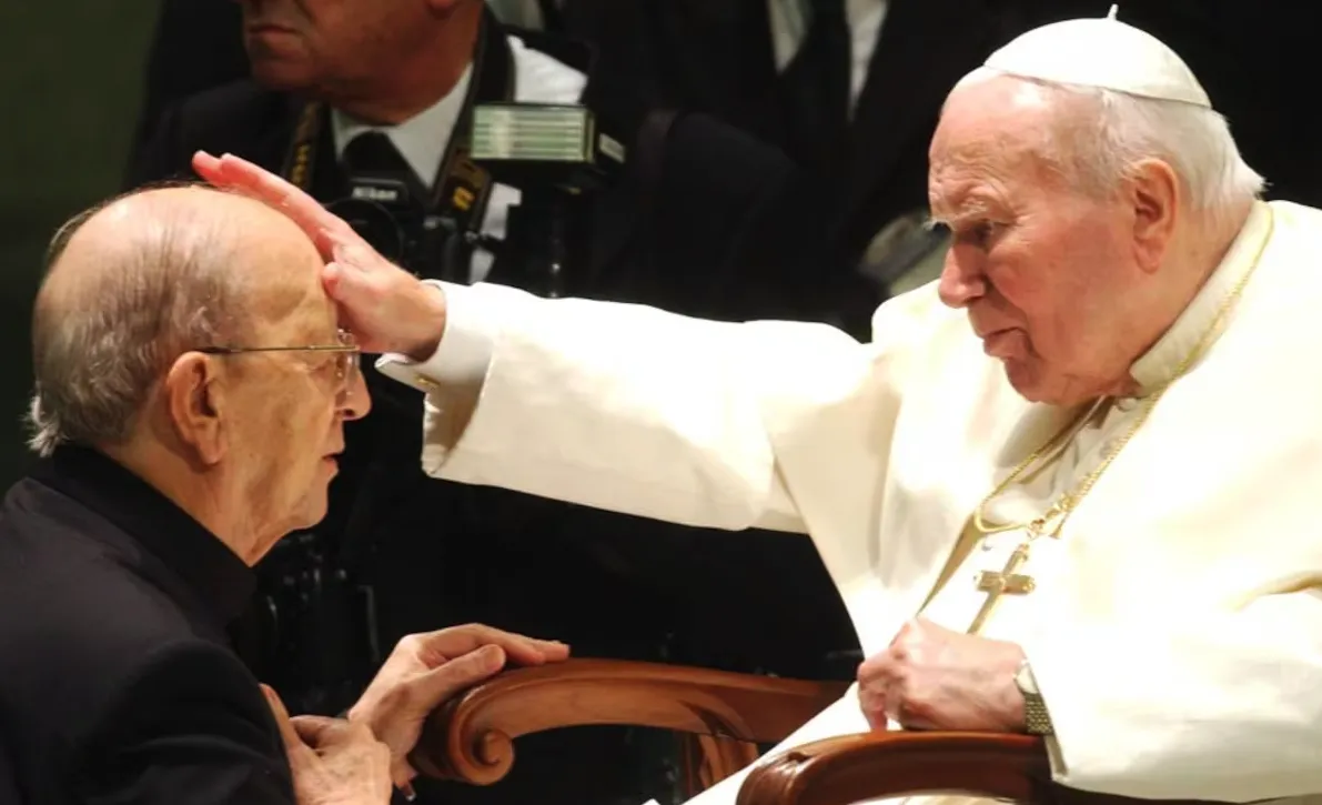 Juan Pablo II bendice al "Padre" Maciel